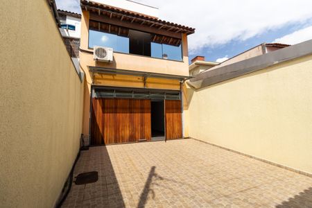 Casa à venda com 215m², 3 quartos e 6 vagas Casa à venda com 215m², 3 quartos e 6 vagasQuintal da Frente