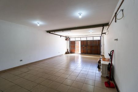 Casa à venda com 215m², 3 quartos e 6 vagas Casa à venda com 215m², 3 quartos e 6 vagasGaragem
