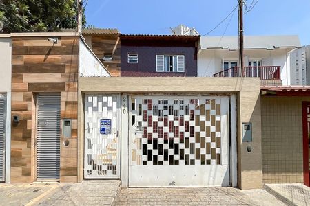 Casa à venda com 216m², 2 quartos e 4 vagasFachada + plaquinha