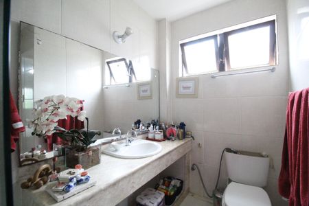 Casa à venda com 340m², 4 quartos e 1 vagaBanheiro da suíte