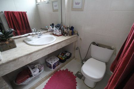 Casa à venda com 340m², 4 quartos e 1 vagaBanheiro da suíte