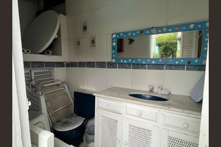 Casa à venda com 340m², 4 quartos e 1 vaga Casa à venda com 340m², 4 quartos e 1 vagaBanheiro da piscina