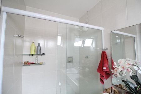 Casa à venda com 340m², 4 quartos e 1 vagaBanheiro da suíte