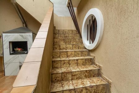 Casa à venda com 246m², 3 quartos e 4 vagas Casa à venda com 246m², 3 quartos e 4 vagasEscada