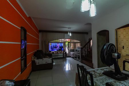 Casa à venda com 246m², 3 quartos e 4 vagas Casa à venda com 246m², 3 quartos e 4 vagasSala