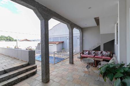 Casa à venda com 310m², 4 quartos e 4 vagas Casa à venda com 310m², 4 quartos e 4 vagasVaranda