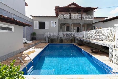 Casa à venda com 310m², 4 quartos e 4 vagas Casa à venda com 310m², 4 quartos e 4 vagasPiscina