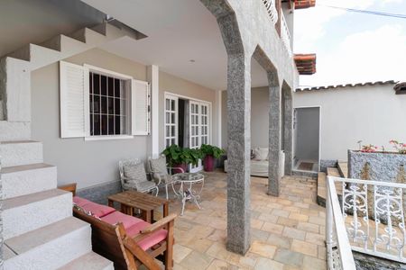 Casa à venda com 310m², 4 quartos e 4 vagas Casa à venda com 310m², 4 quartos e 4 vagasVaranda