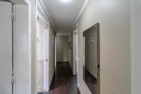 Casa à venda com 310m², 4 quartos e 4 vagas Casa à venda com 310m², 4 quartos e 4 vagasCorredor