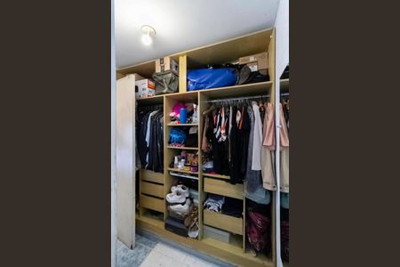 Casa à venda com 310m², 4 quartos e 4 vagas Casa à venda com 310m², 4 quartos e 4 vagasCasa 2 - Closet da suíte