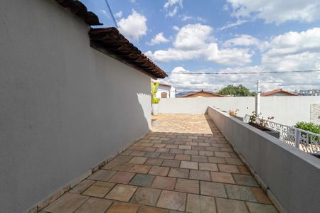 Casa à venda com 310m², 4 quartos e 4 vagas Casa à venda com 310m², 4 quartos e 4 vagasVaranda
