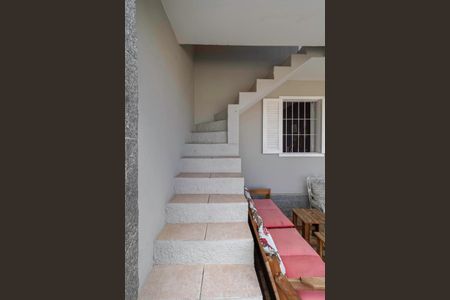 Casa à venda com 310m², 4 quartos e 4 vagas Casa à venda com 310m², 4 quartos e 4 vagasEscada