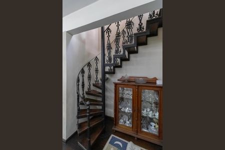 Casa à venda com 310m², 4 quartos e 4 vagas Casa à venda com 310m², 4 quartos e 4 vagasEscada