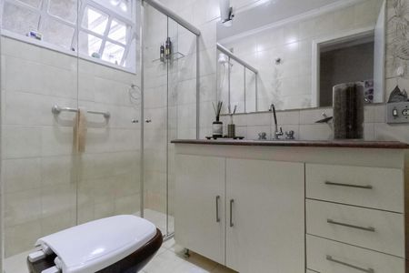 Casa à venda com 310m², 4 quartos e 4 vagas Casa à venda com 310m², 4 quartos e 4 vagasBanheiro social