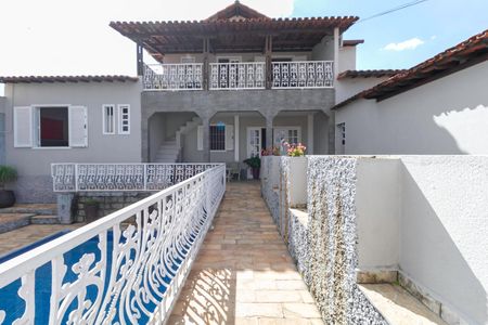 Casa à venda com 310m², 4 quartos e 4 vagas Casa à venda com 310m², 4 quartos e 4 vagasFachada