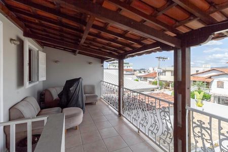 Casa à venda com 310m², 4 quartos e 4 vagas Casa à venda com 310m², 4 quartos e 4 vagasCasa 2 - Varanda