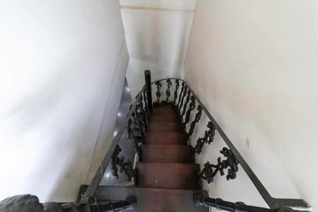 Casa à venda com 310m², 4 quartos e 4 vagas Casa à venda com 310m², 4 quartos e 4 vagasEscada