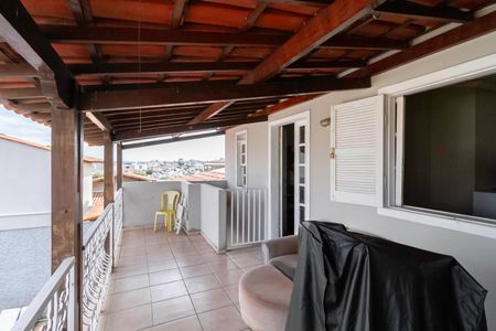 Casa à venda com 310m², 4 quartos e 4 vagas Casa à venda com 310m², 4 quartos e 4 vagasCasa 2 - Varanda