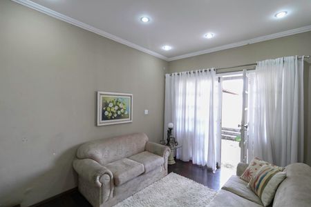 Casa à venda com 310m², 4 quartos e 4 vagas Casa à venda com 310m², 4 quartos e 4 vagasSala