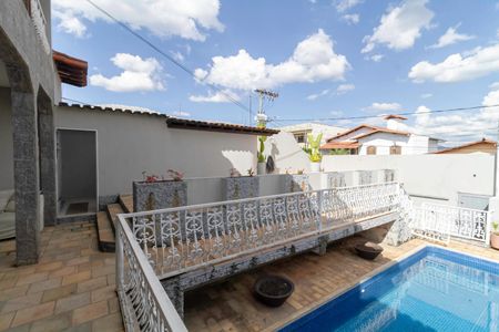 Casa à venda com 310m², 4 quartos e 4 vagas Casa à venda com 310m², 4 quartos e 4 vagasQuintal