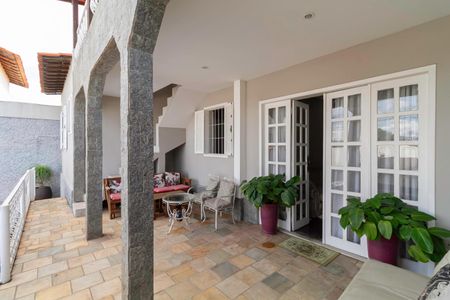 Casa à venda com 310m², 4 quartos e 4 vagas Casa à venda com 310m², 4 quartos e 4 vagasVaranda