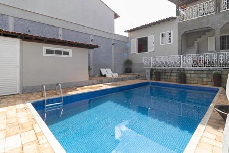 Casa à venda com 310m², 4 quartos e 4 vagas Casa à venda com 310m², 4 quartos e 4 vagasPiscina