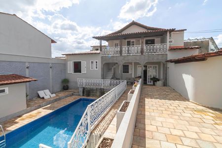 Casa à venda com 310m², 4 quartos e 4 vagas Casa à venda com 310m², 4 quartos e 4 vagasFachada