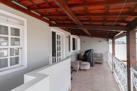 Casa à venda com 310m², 4 quartos e 4 vagas Casa à venda com 310m², 4 quartos e 4 vagasCasa 2 - Varanda