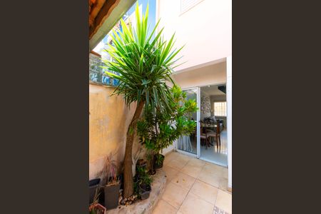 Casa de condomínio para alugar com 85m², 2 quartos e 2 vagasQuintal