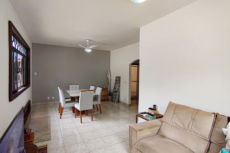 Casa de condomínio para alugar com 223m², 4 quartos e 2 vagasSala