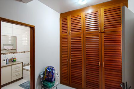 Casa de condomínio para alugar com 223m², 4 quartos e 2 vagasSuíte