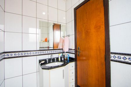 Casa à venda com 232m², 4 quartos e 5 vagasBanheiro do quarto 2