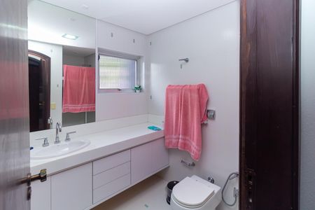 Casa à venda com 267m², 3 quartos e 4 vagasBanheiro da Suíte 2