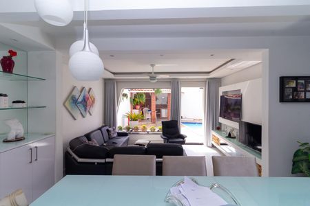 Casa à venda com 267m², 3 quartos e 4 vagasSala