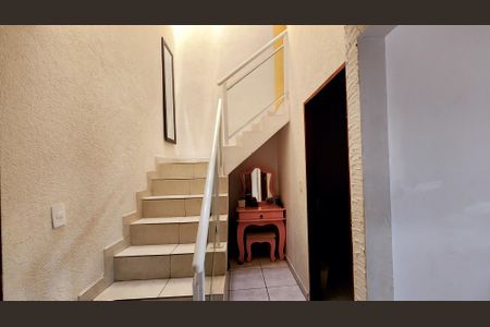 Casa à venda com 160m², 3 quartos e 2 vagasEscada