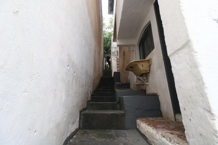 Casa à venda com 250m², 2 quartos e 2 vagasEscada