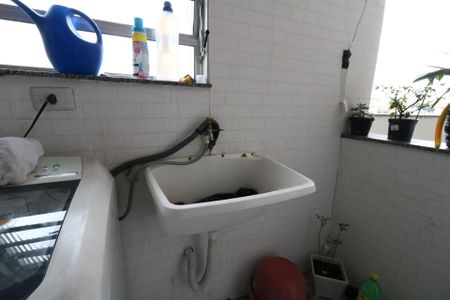 Casa à venda com 250m², 2 quartos e 2 vagasCasa 1 - Área de Serviço - Tanque