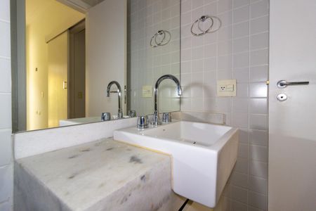 Apartamento à venda com 92m², 2 quartos e 2 vagas Apartamento à venda com 92m², 2 quartos e 2 vagasBanheiro da Suíte