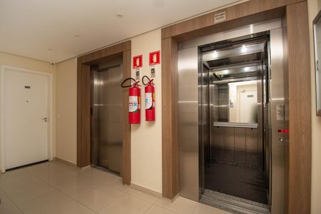 Apartamento para alugar com 44m², 2 quartos e 1 vaga Apartamento para alugar com 44m², 2 quartos e 1 vagaHall social - Elevadores