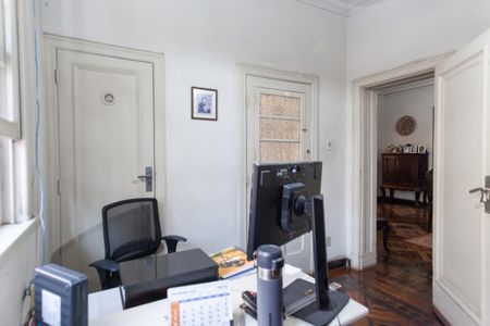 Casa à venda com 675m², 8 quartos e 6 vagas Casa à venda com 675m², 8 quartos e 6 vagasEscritório