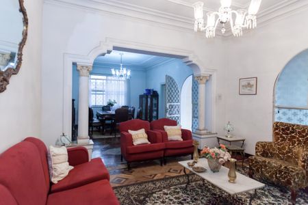 Casa à venda com 675m², 8 quartos e 6 vagas Casa à venda com 675m², 8 quartos e 6 vagasSala de Estar