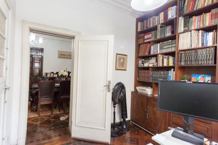 Casa à venda com 675m², 8 quartos e 6 vagas Casa à venda com 675m², 8 quartos e 6 vagasEscritório