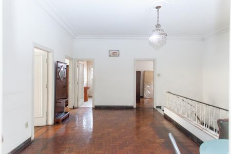 Casa à venda com 675m², 8 quartos e 6 vagas Casa à venda com 675m², 8 quartos e 6 vagasSala de TV