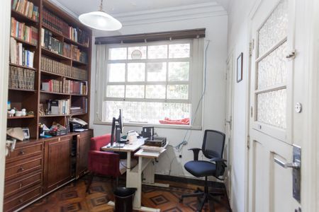 Casa à venda com 675m², 8 quartos e 6 vagas Casa à venda com 675m², 8 quartos e 6 vagasEscritório