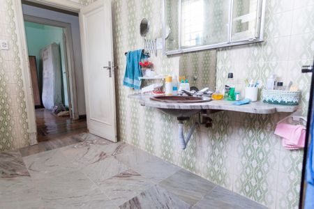 Casa à venda com 675m², 8 quartos e 6 vagas Casa à venda com 675m², 8 quartos e 6 vagasBanheiro Social