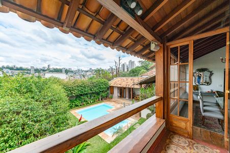 Casa à venda com 400m², 4 quartos e 4 vagas Casa à venda com 400m², 4 quartos e 4 vagasVaranda