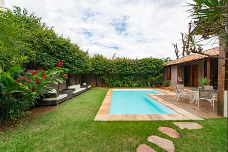 Casa à venda com 400m², 4 quartos e 4 vagas Casa à venda com 400m², 4 quartos e 4 vagasVaranda