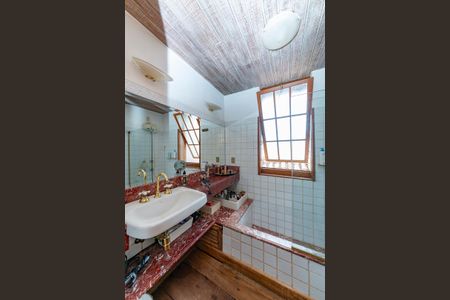 Casa à venda com 400m², 4 quartos e 4 vagas Casa à venda com 400m², 4 quartos e 4 vagasBanheiro da Suíte