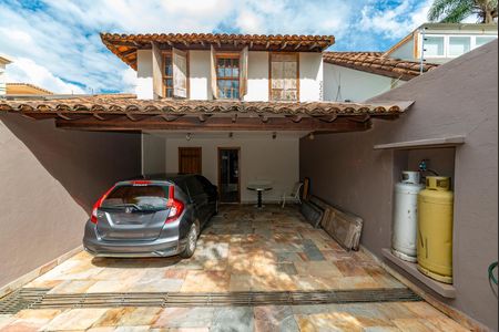 Casa à venda com 400m², 4 quartos e 4 vagas Casa à venda com 400m², 4 quartos e 4 vagasGaragem