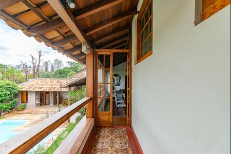 Casa à venda com 400m², 4 quartos e 4 vagas Casa à venda com 400m², 4 quartos e 4 vagasVaranda